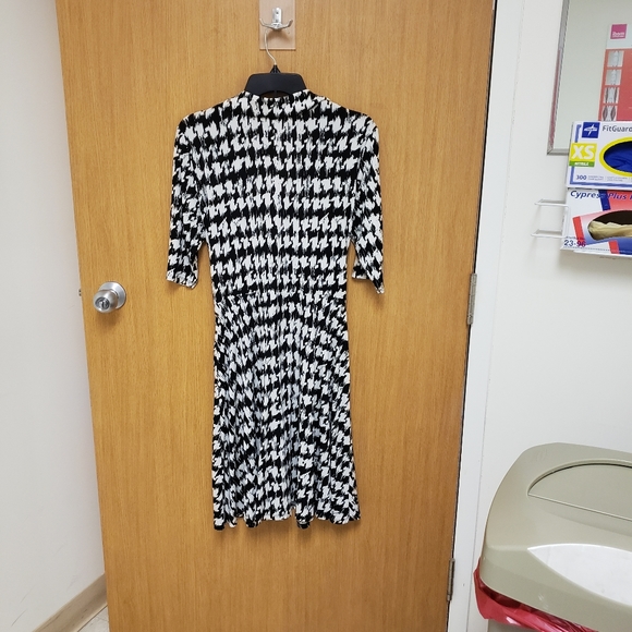 Studio one, black & white faux wrap slinky soft knee length dress, 12 - Picture 6 of 16